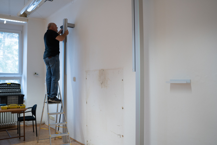 Jak připravit třídu na montáž nové školní tabule.