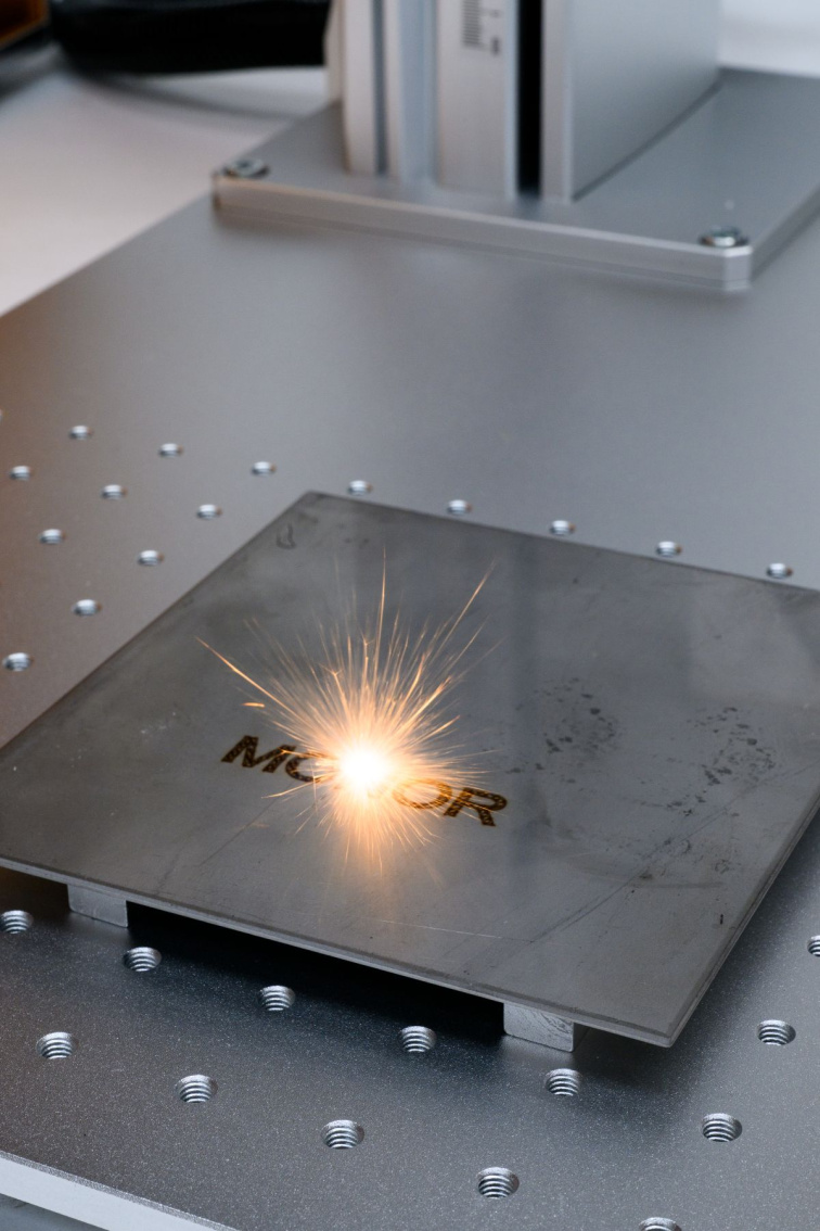 CO₂ vs Fiber vs UV laser – rozdiely v praxi