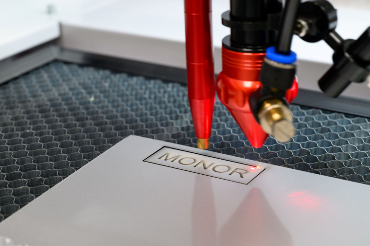 CO₂ vs Fiber vs UV laser – rozdiely v praxi