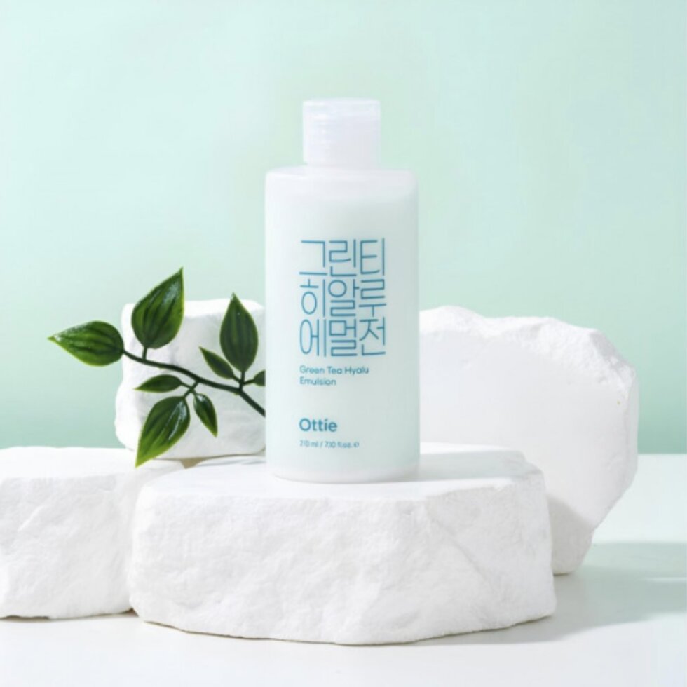 OTTIE - Green Tea Hyalu Emulsion - Emulze s čajovým extraktem a kyselinou hyaluronovou - 210 ml