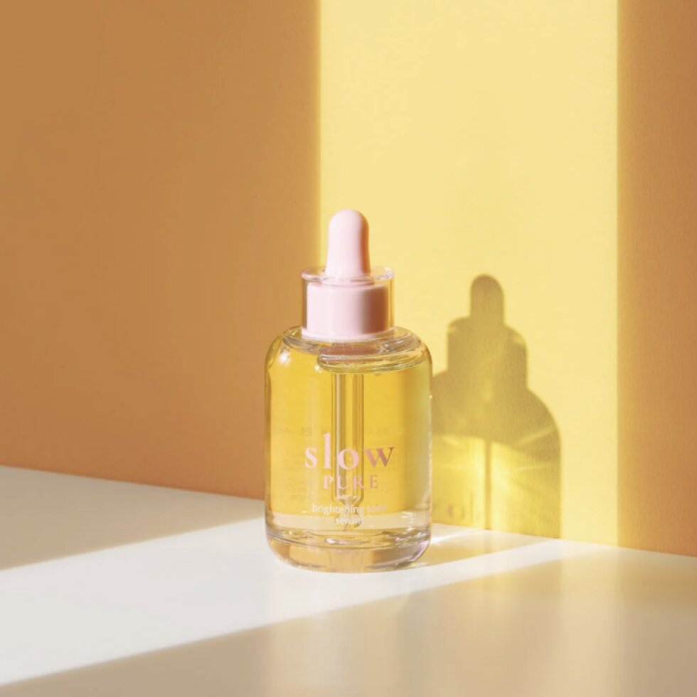 SLOWPURE - Brightening Tone Serum - Rozjasňující a tónovací sérum - 50 ml