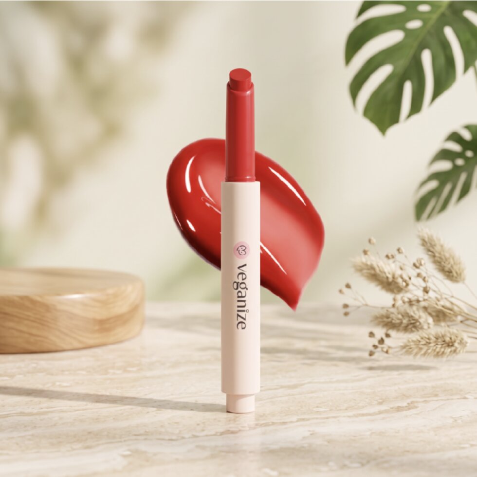 VEGANIZE - Collagen Lip Glass Balm 01. Camelia Red - Kolagenový balzám na rty - 1,8 g
