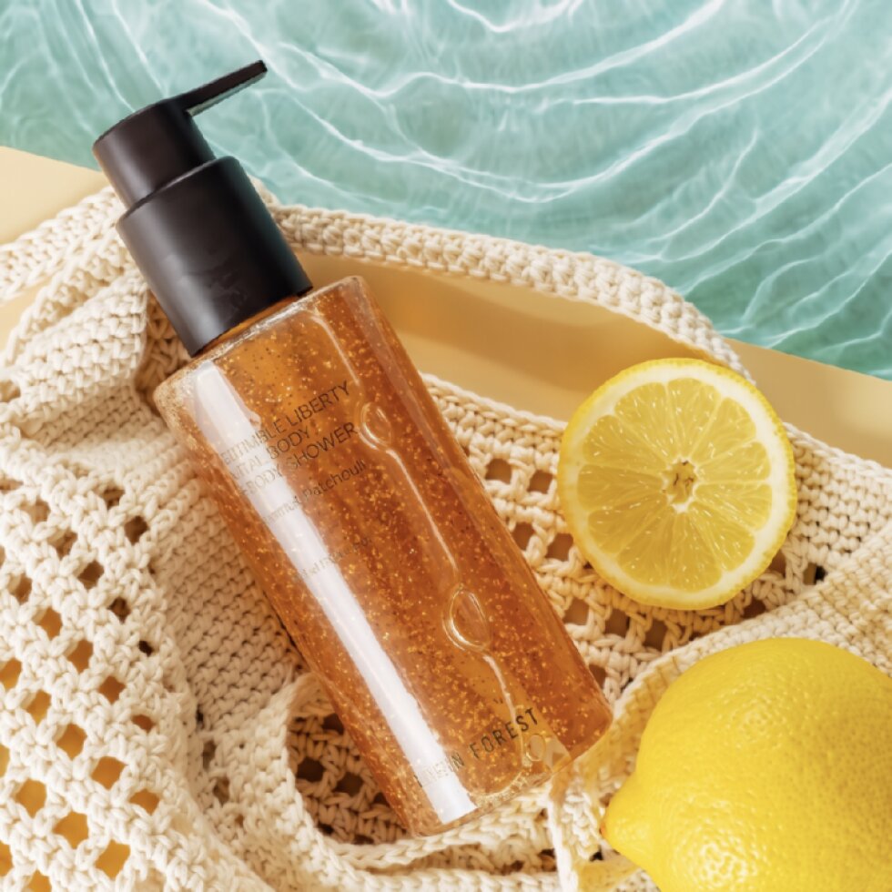 LOGIN FOREST - Citruble Liberty Vital Body Scrub Shower - Rozjasňující tělové sérum v mlze s vůní fíkového dřeva - 205 ml