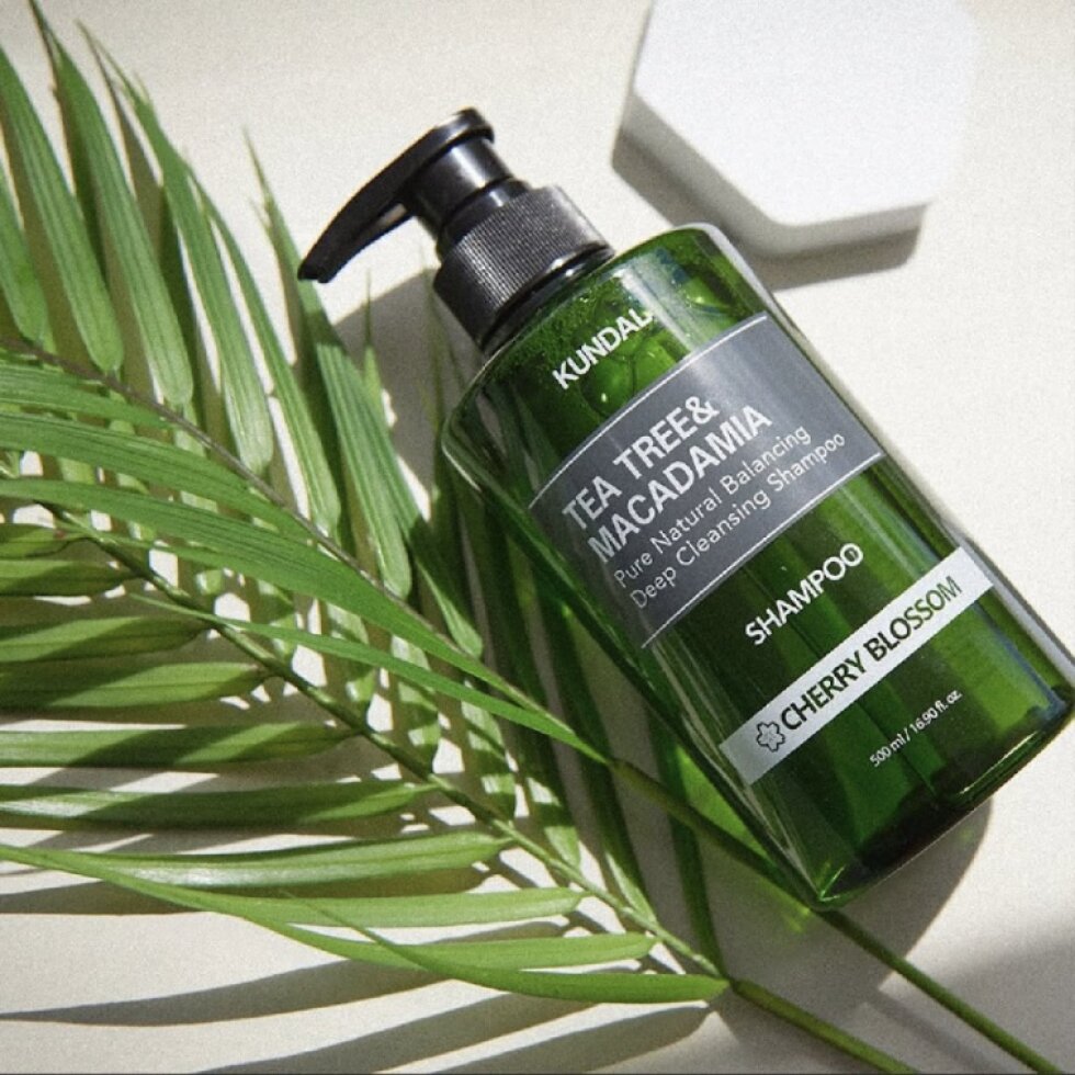KUNDAL - Tea Tree Macadamia Deep Cleansing Shampoo CHERRY BLOSSOM - Šampon pro hluboké čištění s čajovníkem a makadamiovými ořechy - 500 ml