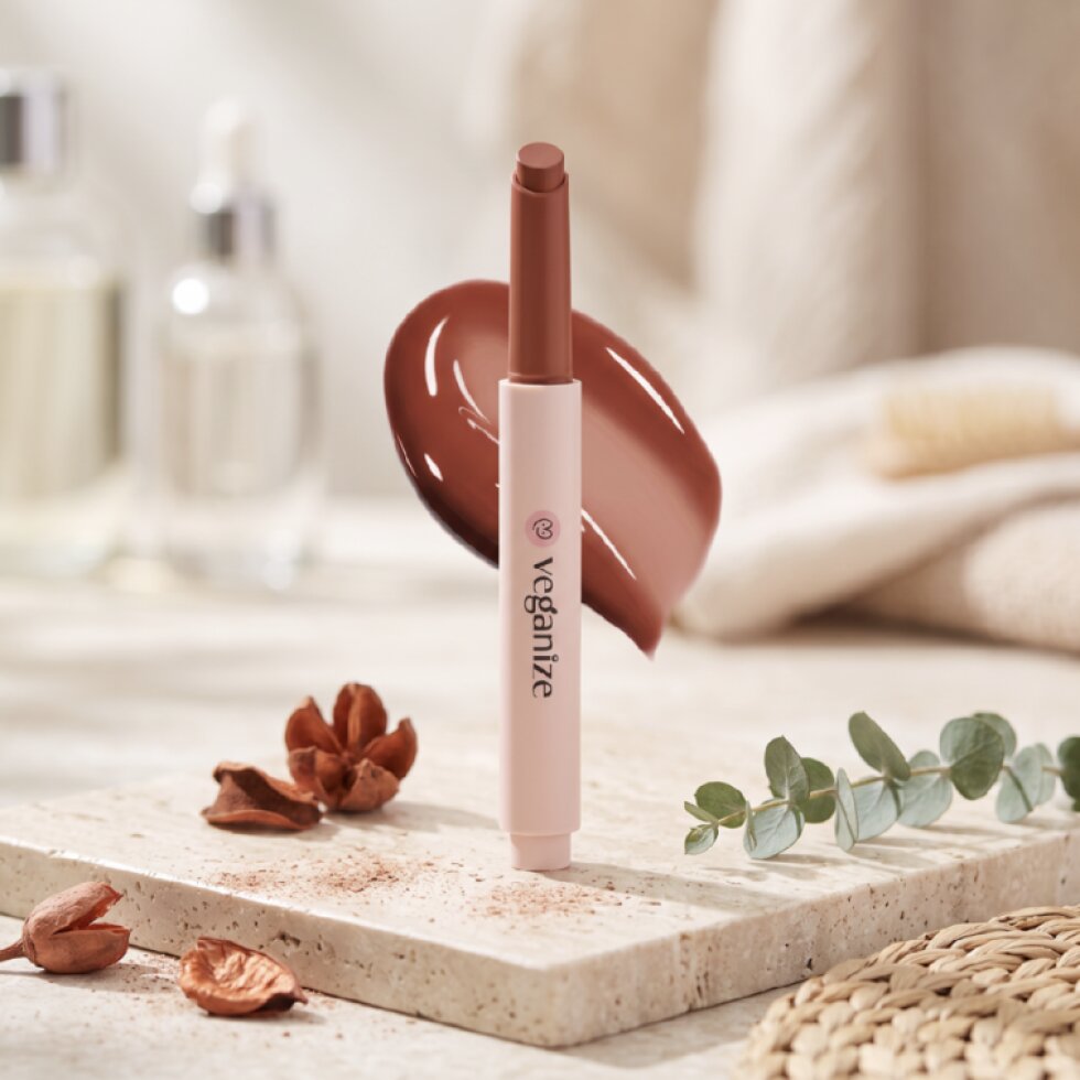 VEGANIZE - Collagen Lip Glass Balm 06. Noble Brick - Kolagenový balzám na rty - 1,8 g