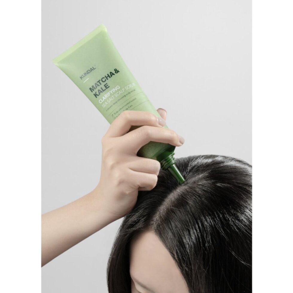 KUNDAL - Matcha & Kale Clarifying Sea Salt Scalp Srub - Čisticí peeling na pokožku hlavy s mořskou solí, matchou - 200 ml