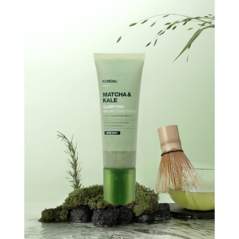 KUNDAL - Matcha & Kale Clarifying Sea Salt Scalp Srub - Čisticí peeling na pokožku hlavy s mořskou solí, matchou - 200 ml