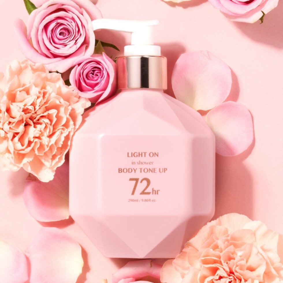 B.O.M. - Light On In Shower Body Tone Up - Lehký rozjasňující tónovací tělový krém určený pro sprchování- 290 ml
