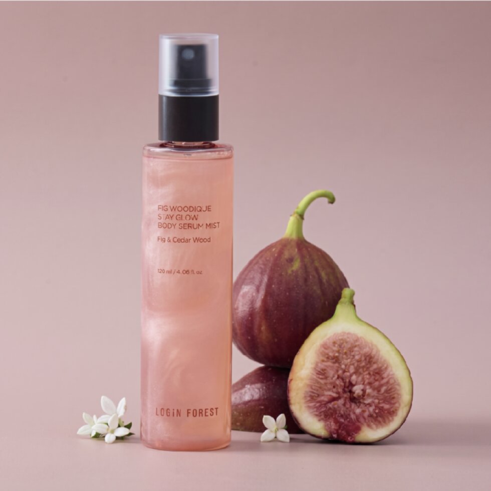 LOGIN FOREST - Fig Woodique Stay Glow Body Serum Mist - Rozjasňující tělové sérum v mlze s vůní fíkového dřeva - 120 ml