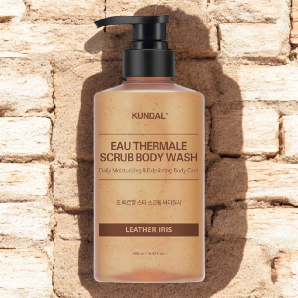 Kundal Eau Thermale Scrub Body Wash - Exfoliační sprchový gel LEATHER IRIS - 500 ml