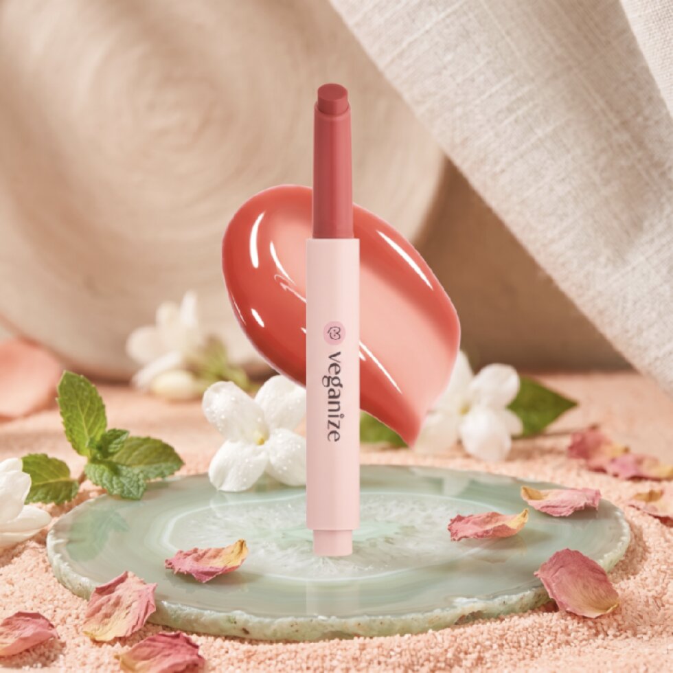 VEGANIZE - Collagen Lip Glass Balm 05. Carrot Coral - Kolagenový balzám na rty - 1,8 g