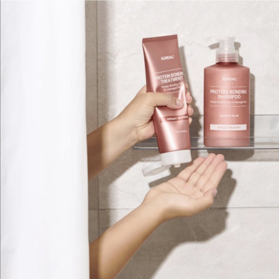 KUNDAL - Holiday Silk Glow Edition - Shampoo + Treatment + Hair Scrunchhie - Sváteční edice Silk Glow – šampon 500 ml + kondicionér 250 ml + gumička do vlasů