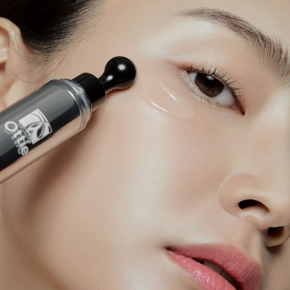 OTTIE - Platinum Aura Roll-Up Eye Cream - Oční krém s platinou pro efektivní omlazení pleti - 15 ml