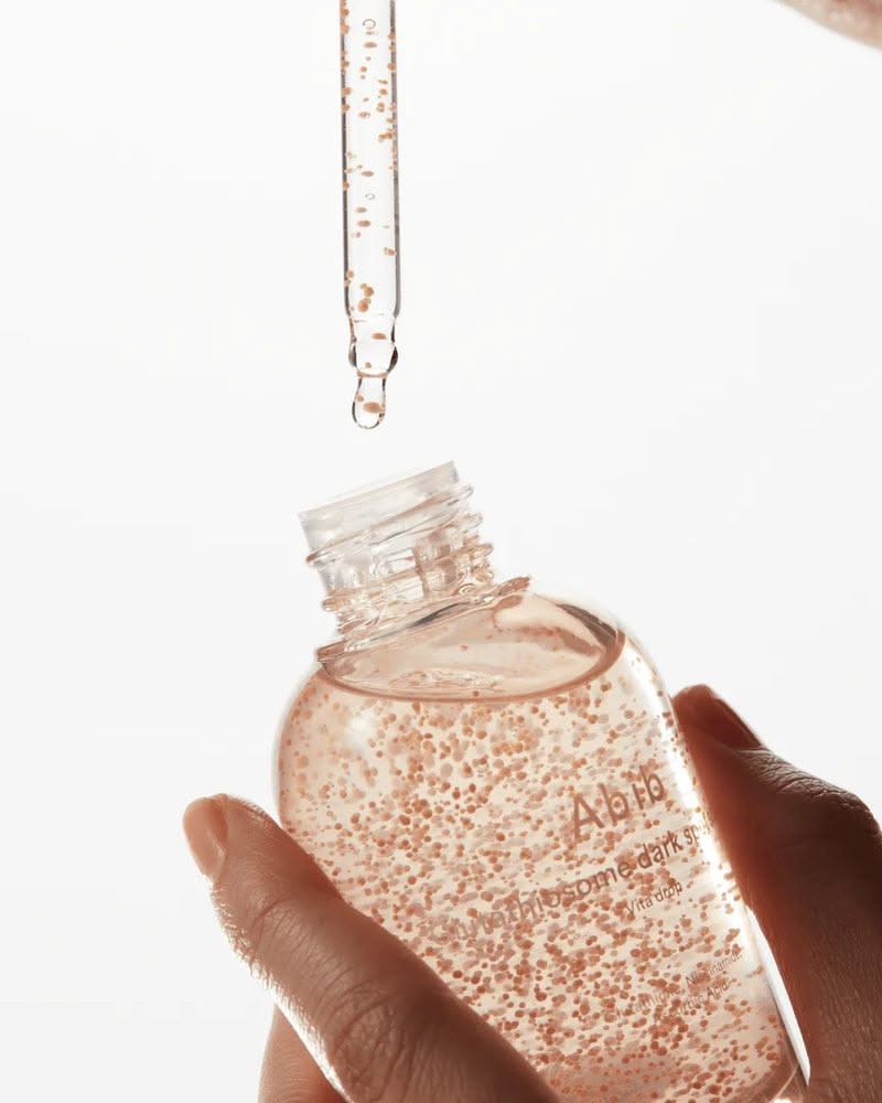 Pleťové sérum: Proč by nemělo chybět ve vaší skincare rutině