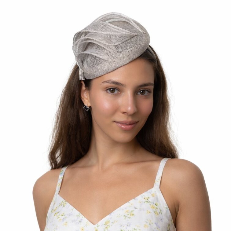 Šedý dámský fascinator ze sisalové slámy