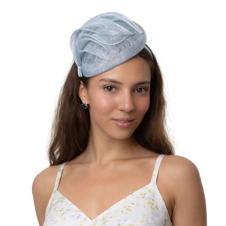 Bledě modrý dámský fascinator ze sisalové slámy