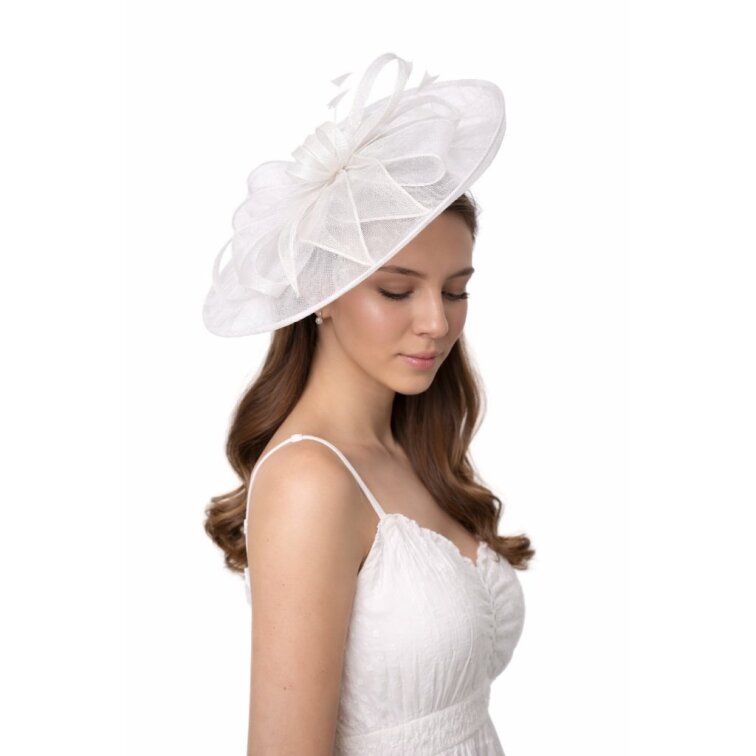 Bílý dámský fascinátor na čelence pro slavnostní příležitosti