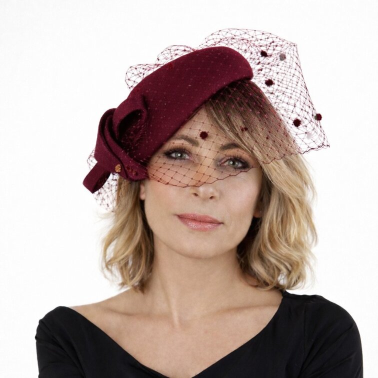 Bordó plstěná slavnostní lodička se závojem