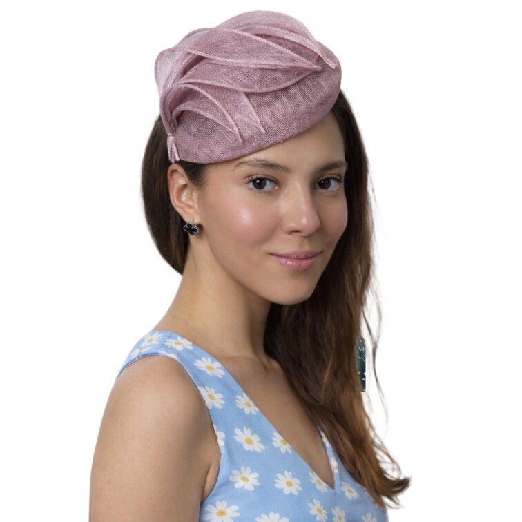Ametystový letní fascinator pro slavnostní příležitosti