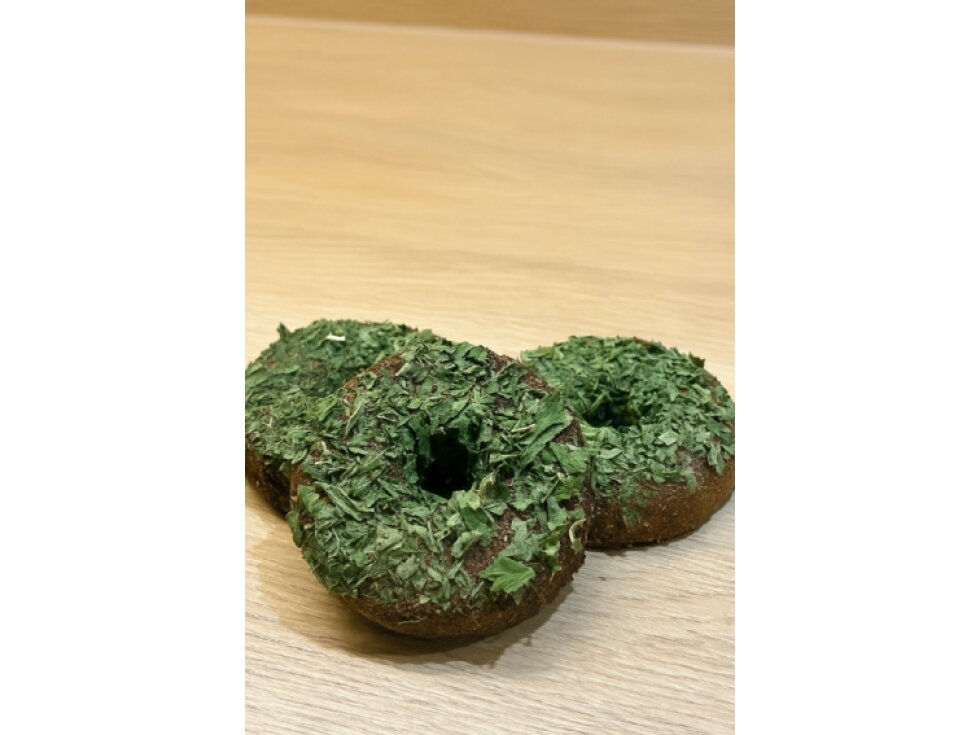 Senný donut s listy řapíkatého celeru