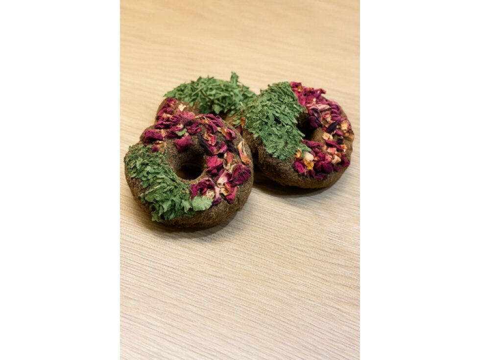 Senný donut s růží a řapíkatým celerem