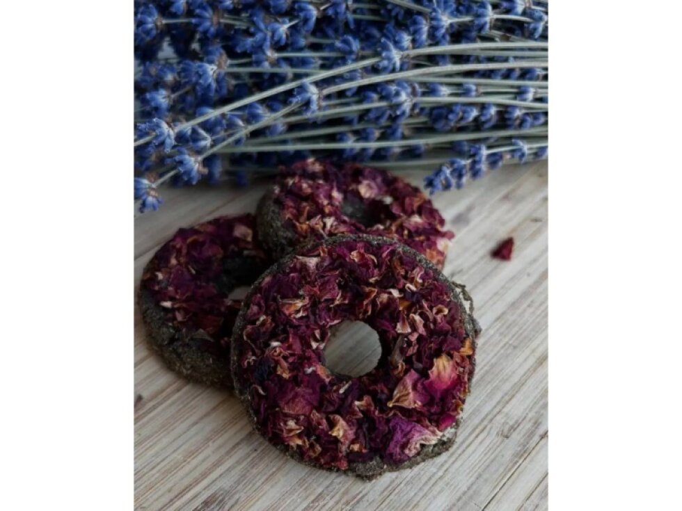 Donut s červenou růží