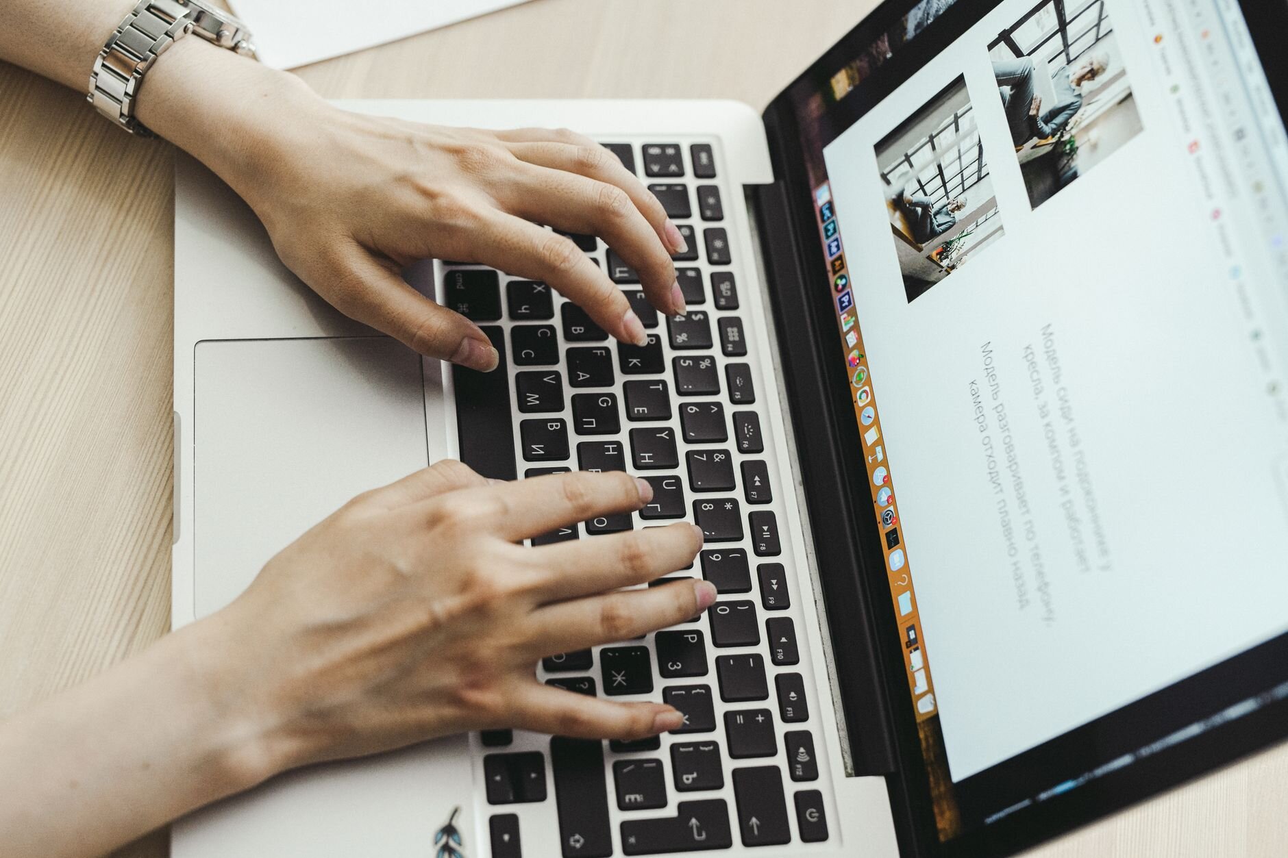 Jak funguje vyhledávání informací při generování popisků pomocí AI