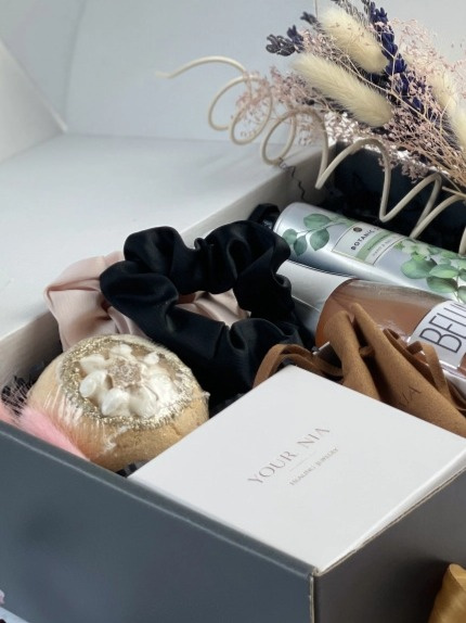 Béžová saténová gumička Scrunchie - elegantní doplněk