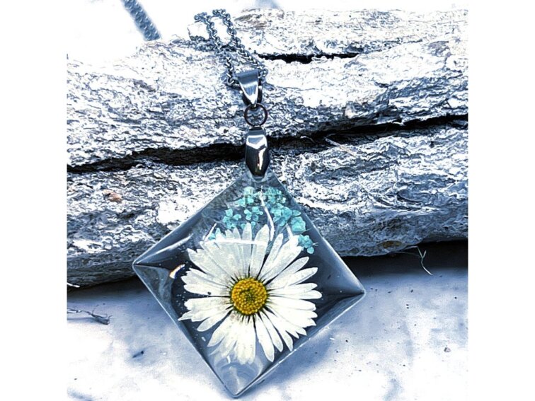 NÁHRDELNÍK SEDMOKRÁSKA A ČIPKA KRÁĽOVNEJ ANNY KOSOŠTVOREC M