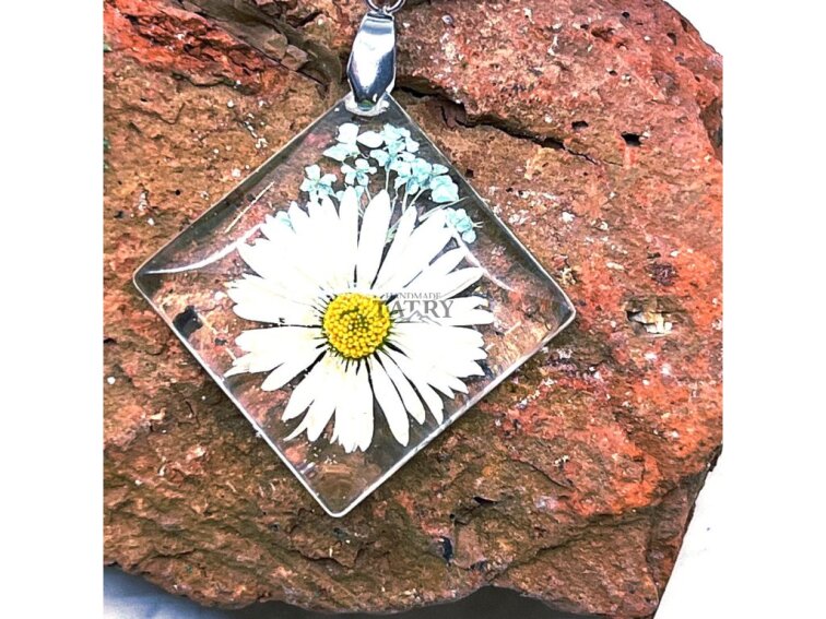 NÁHRDELNÍK SEDMOKRÁSKA A ČIPKA KRÁĽOVNEJ ANNY KOSOŠTVOREC M