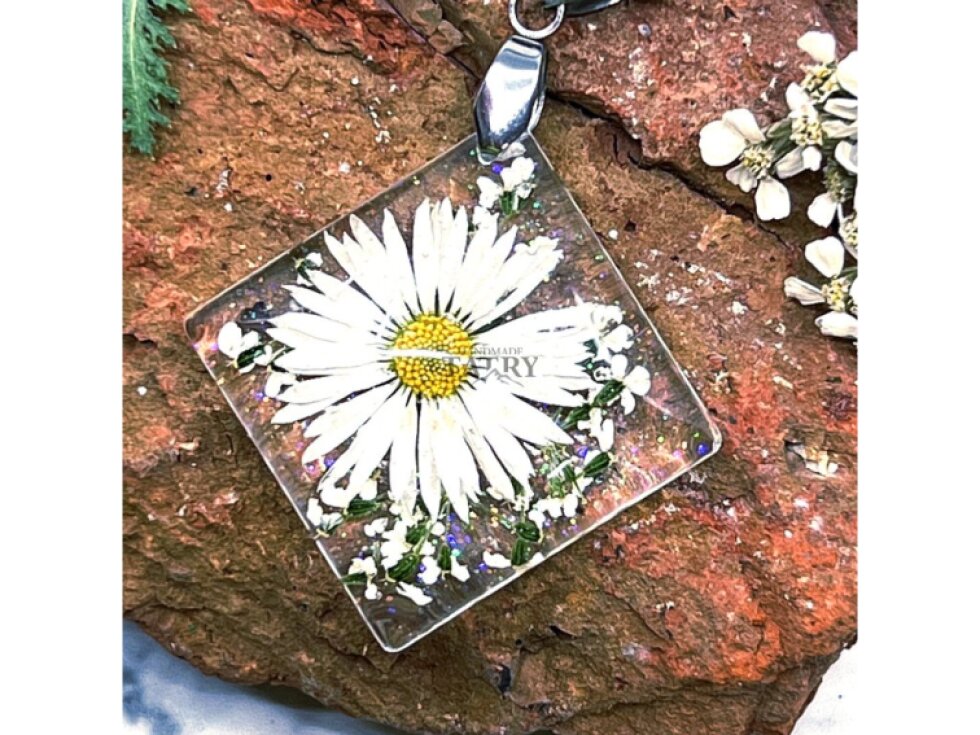 NÁHRDELNÍK SEDMOKRÁSKA A ČIPKA KRÁĽOVNEJ ANNY KOSOŠTVOREC M