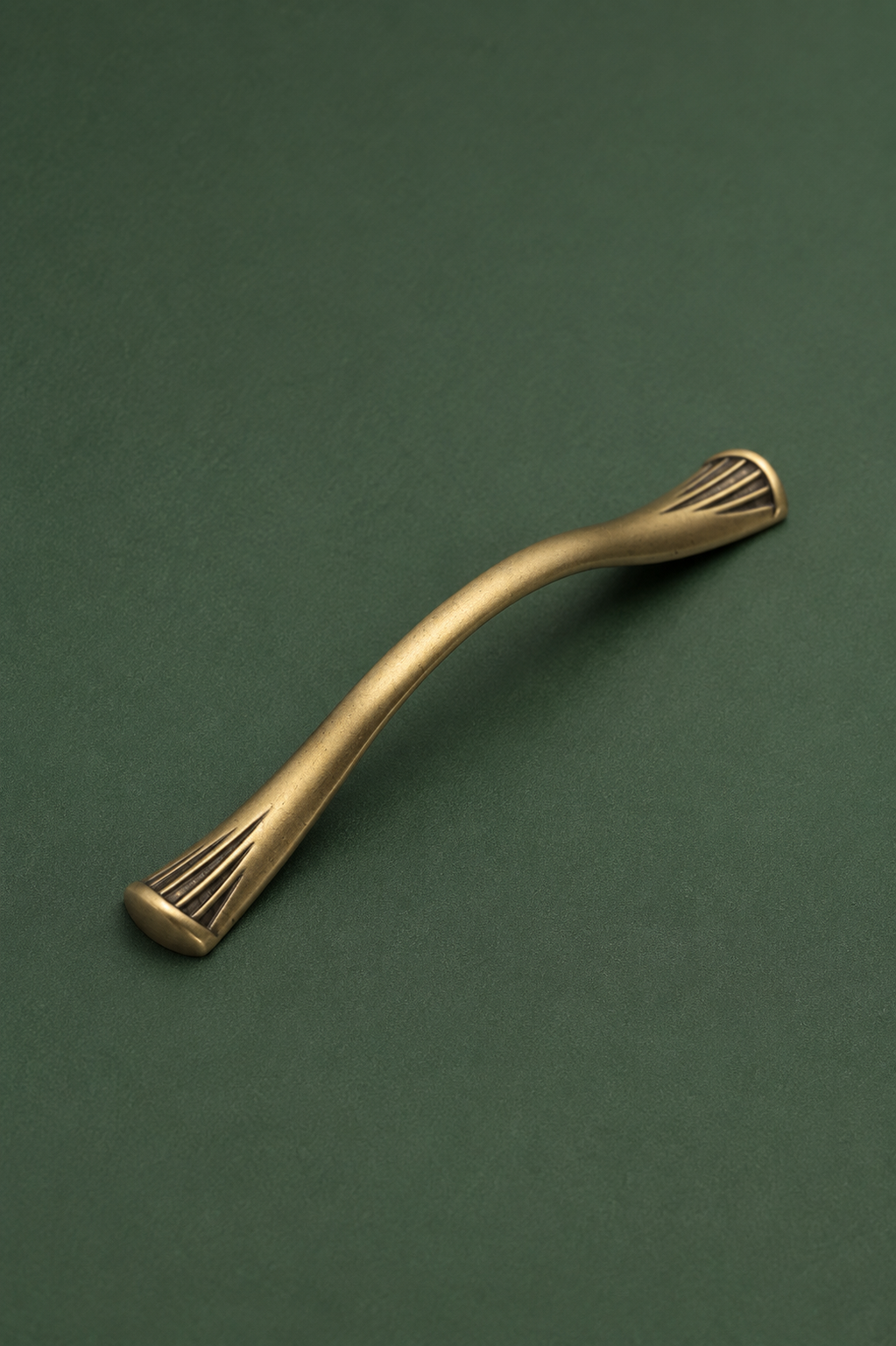 Rustikální nábytková úchytka SPOON 3 – starozlatá