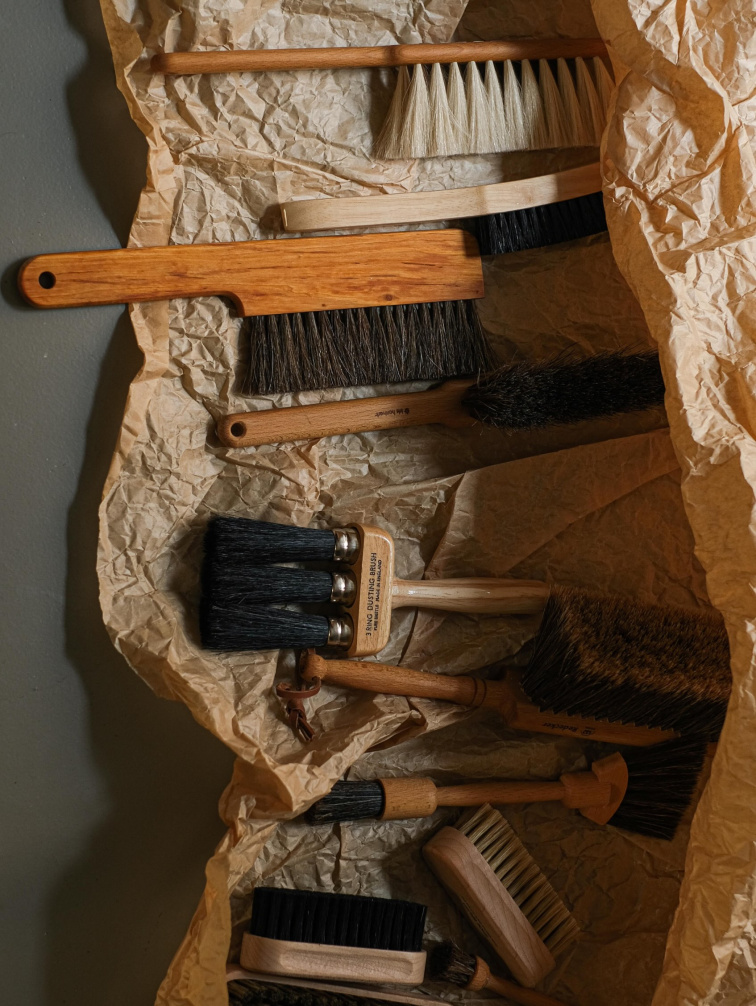 Výběr přírodních smetáků a kartáčů od Tokyo Tools - zátiší wabi-sabi