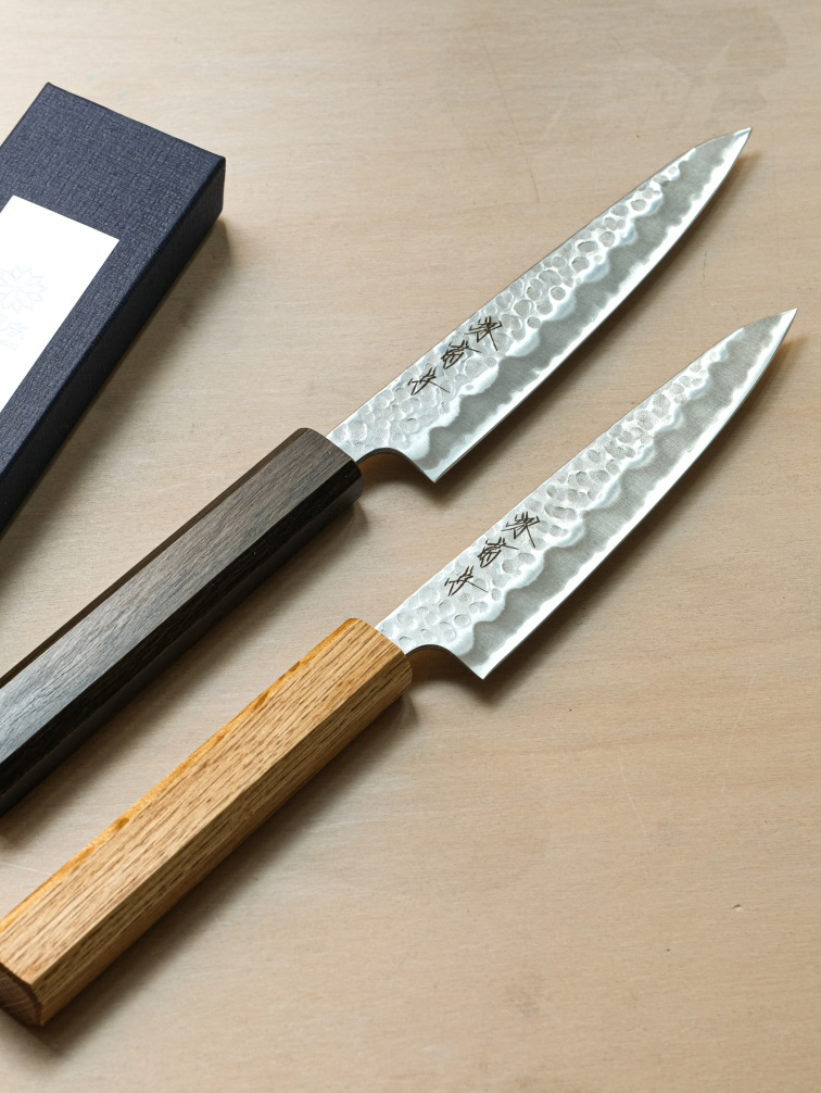 Japonský kuchyňský nůž položený na světlé pracovní desce