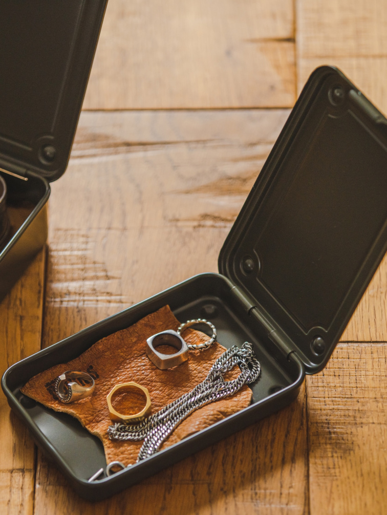 Toyo Steel Box: minimalistický úložný objekt pro interiér, pracovní stůl i everyday carry