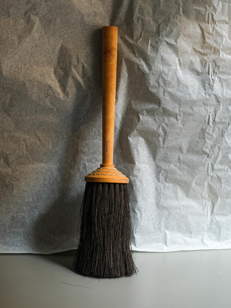 Smeták od Iris Hantwerk opřený o zmuchlaný papír Tokyo Tools