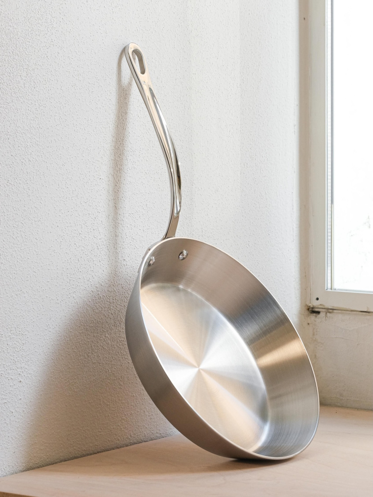 čistá nerezová pánev před použitím v kuchyni