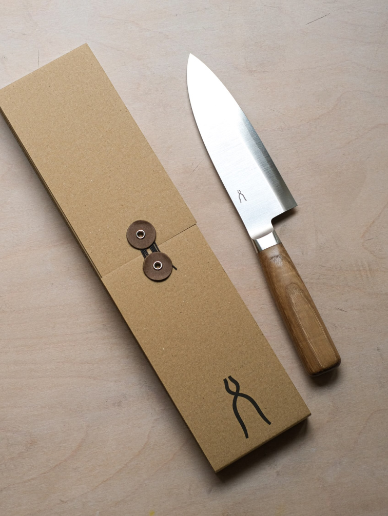 Detail zakončení dřevěné rukojeti japonského kuchyňského nože