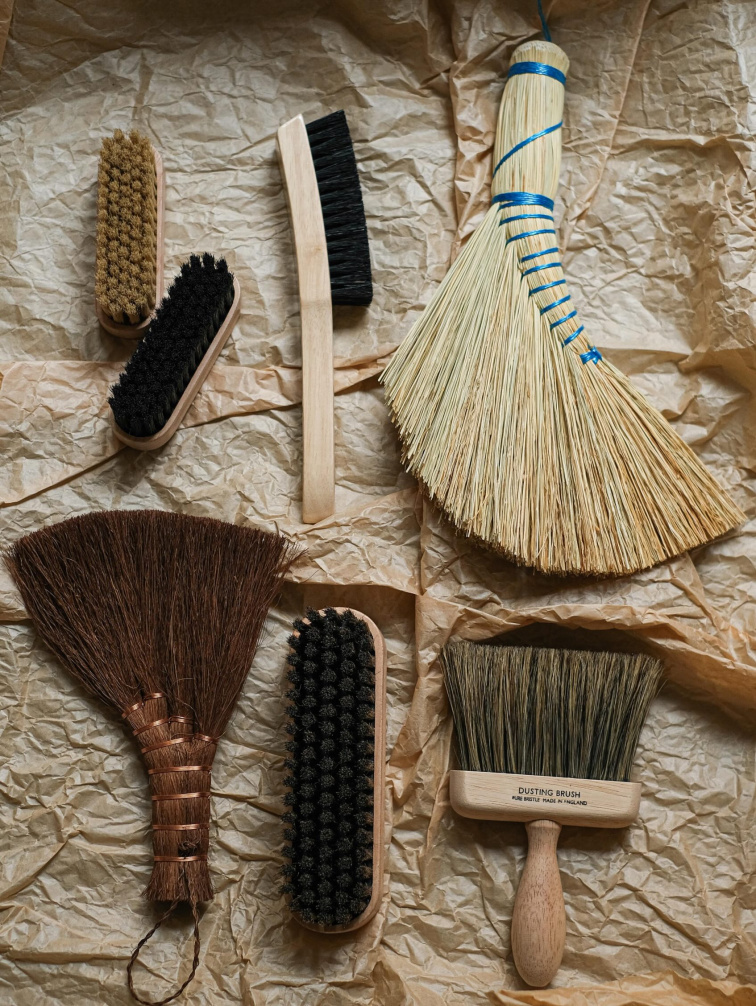 Smétáky, kartáče a štětce od Redecker a Irish Hantwerk na papíře v zátiší