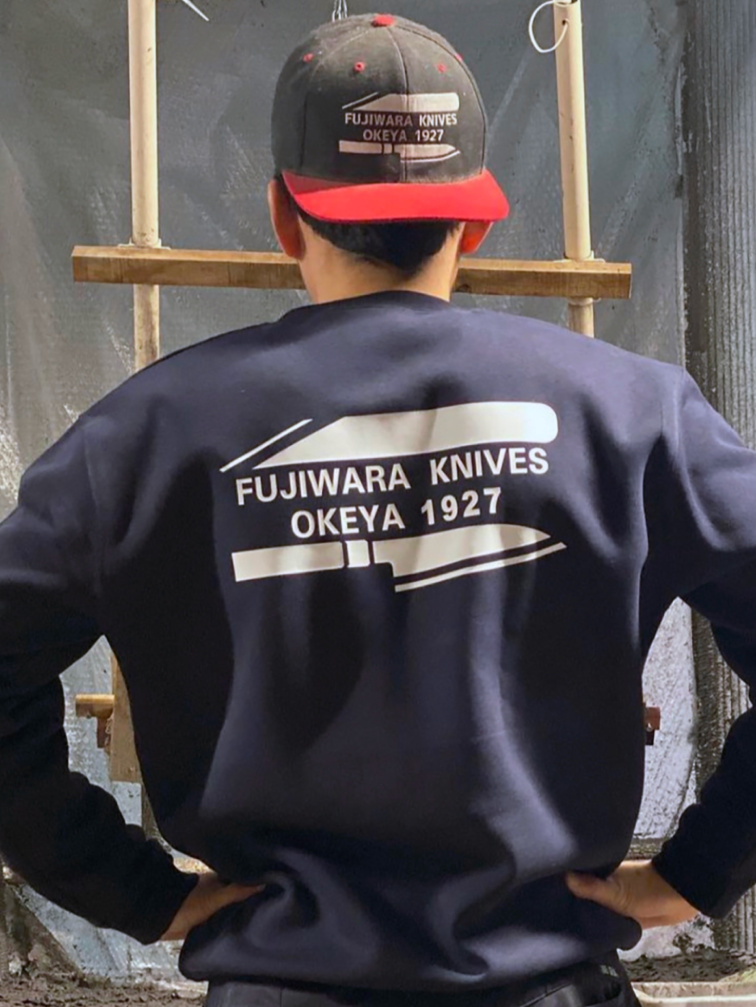 Okeya nože: krása v nedokonalosti, síla v detailu