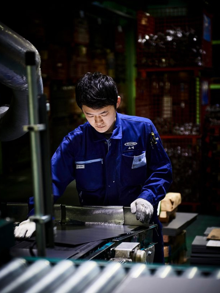 Pracovník ve výrobě Toyo Steel při zpracování kovu v Japonsku