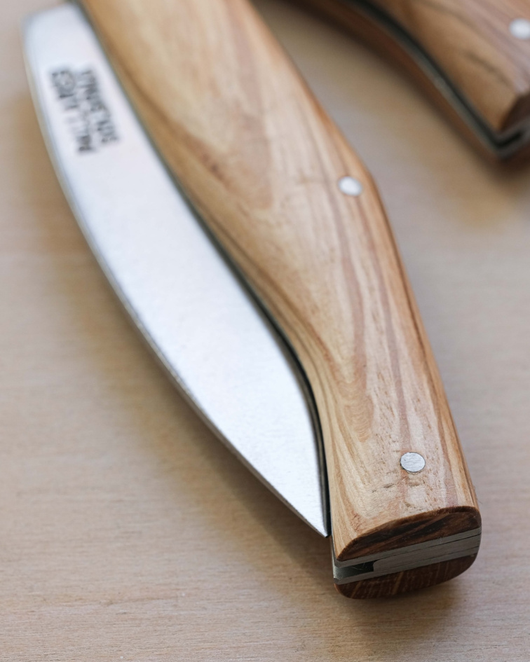 zavírací nůž Busa s dubovou rukojetí od Pallarés Solsona na dřevěném povrchu