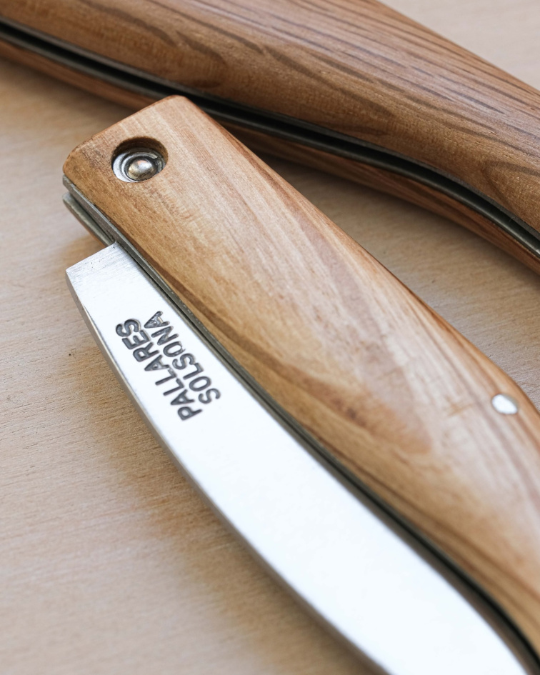 detail dubové rukojeti nože Busa od Pallarés Solsona