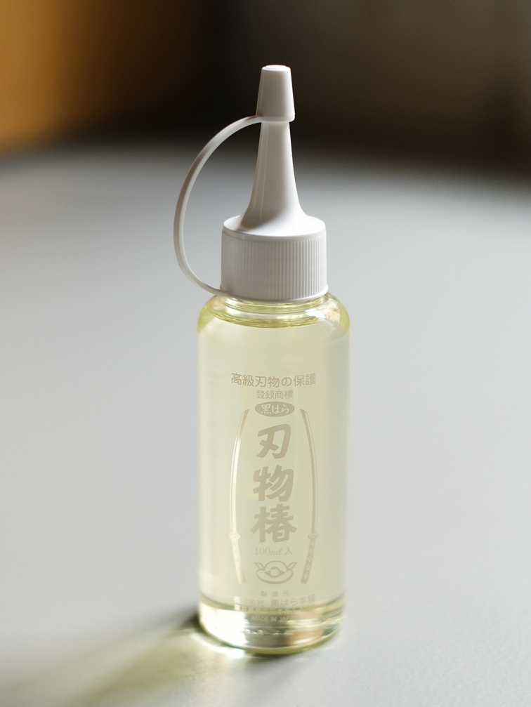 Kaméliový olej na údržbu kuchyňských nožů v malé lahvičce
