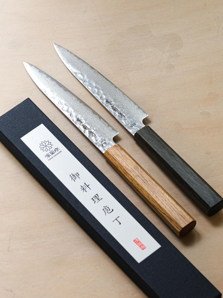 Detail špičky japonského kuchyňského nože