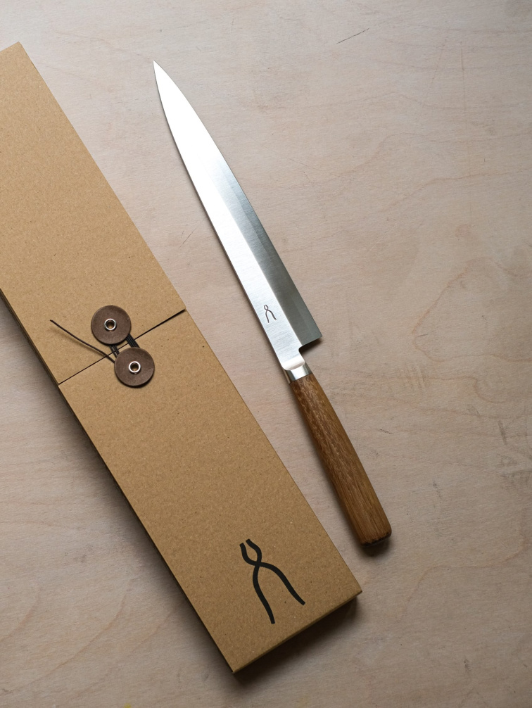 Detail povrchu čepele s jemnou kresbou oceli