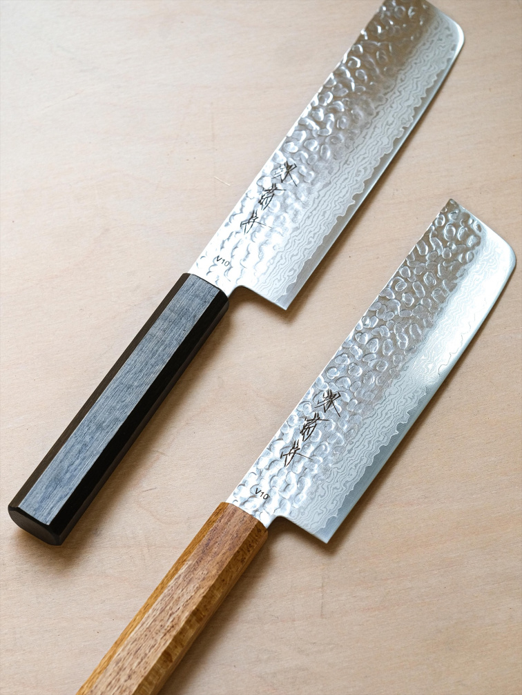 Minimalistická kuchyňská scéna s japonským kuchyňským nožem