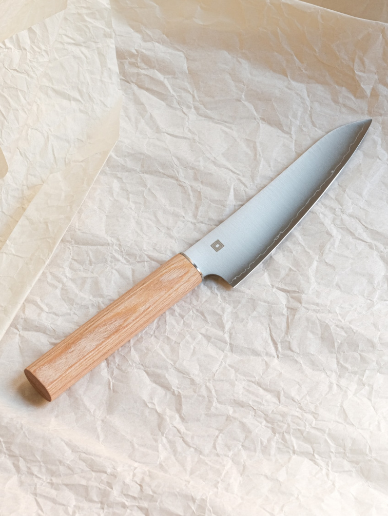 Minimalistická kompozice s jedním japonským kuchyňským nožem