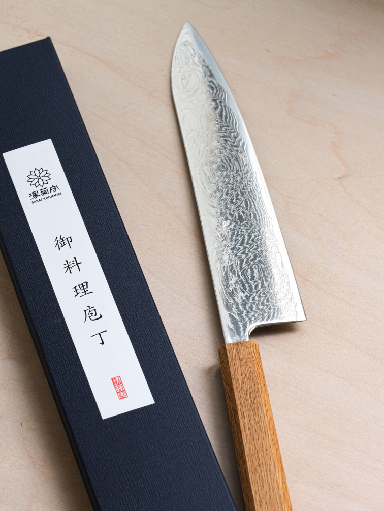 Detail povrchu čepele s jemným přechodem struktury oceli