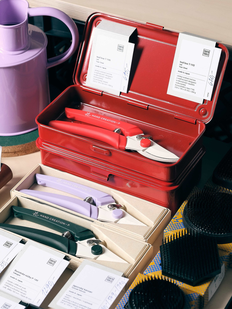 Červený box Toyo Steel T192 s nástroji a zahradnickými nůžkami